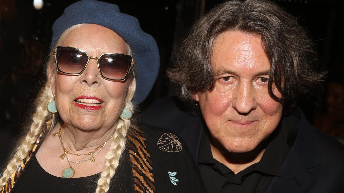 Joni Mitchell reportedly recruits Cameron Crowe to direct her biopic