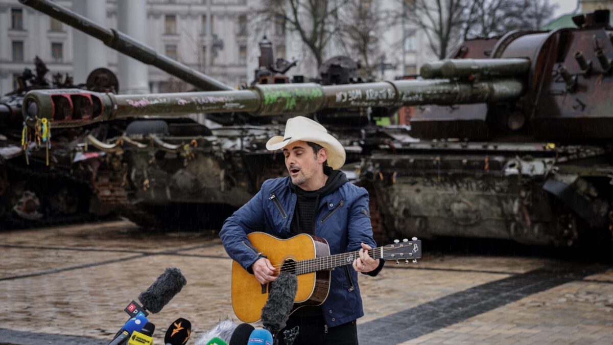Brad Paisley Performs ‘Same Here’ in Kyiv, Sings Ukrainian Folk Song – Rolling Stone