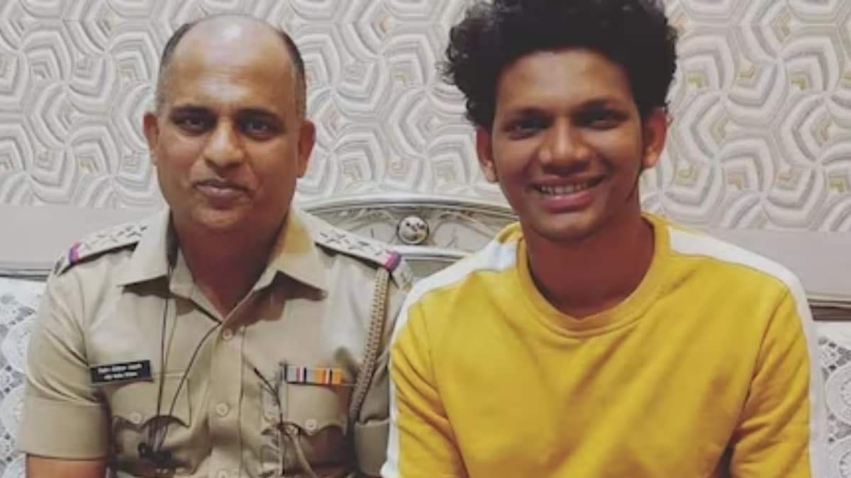 It Was A Real-Life ‘Selfiee’ Moment For Nikhil Bane And This Police Officer