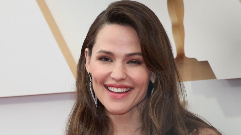 Jennifer Garner Revived Her Bob Haircut With the Wispiest Little Highlights — See Photos
