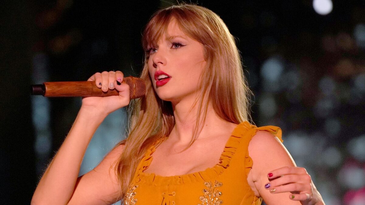 Taylor Swift Fans Think She Got Choked Up Over Joe Alwyn While Singing ‘Champagne Problems’
