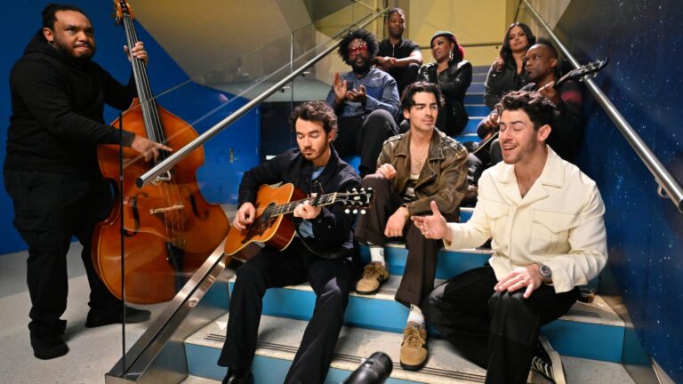 The Jonas Brothers, The Roots Perform Acoustic ‘Waffle House’ – Rolling Stone