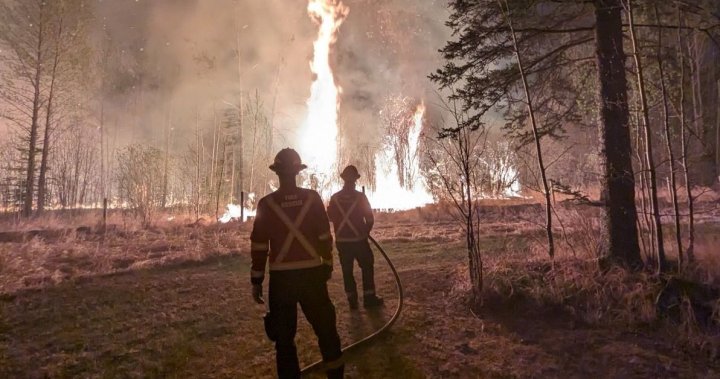 Alberta wildfire: Drayton Valley fire chief issues emotional plea for evacuees to be patient