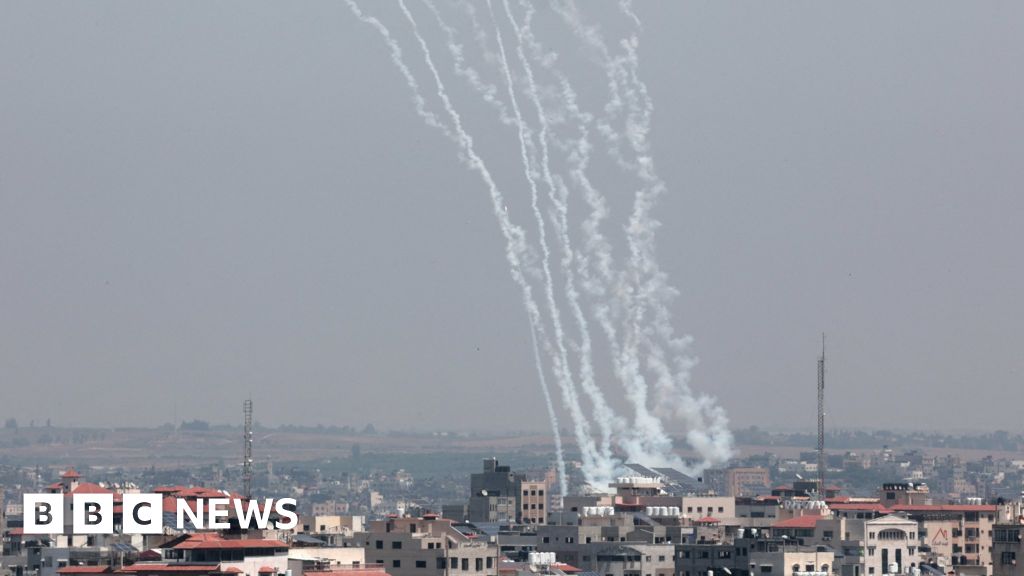 Gaza militants fire rockets after new Israeli air
strikes
