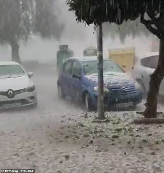 Terrifying footage from Los Palacios y Villafranca, nestled in the Seville province, showed hail beating down and thumping into cars