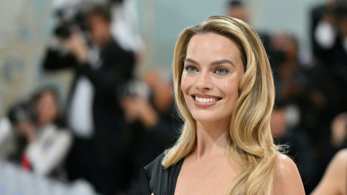 Margot Robbie Channeled ’90s Cindy Crawford in a See-Through Corset at the 2023 Met Gala