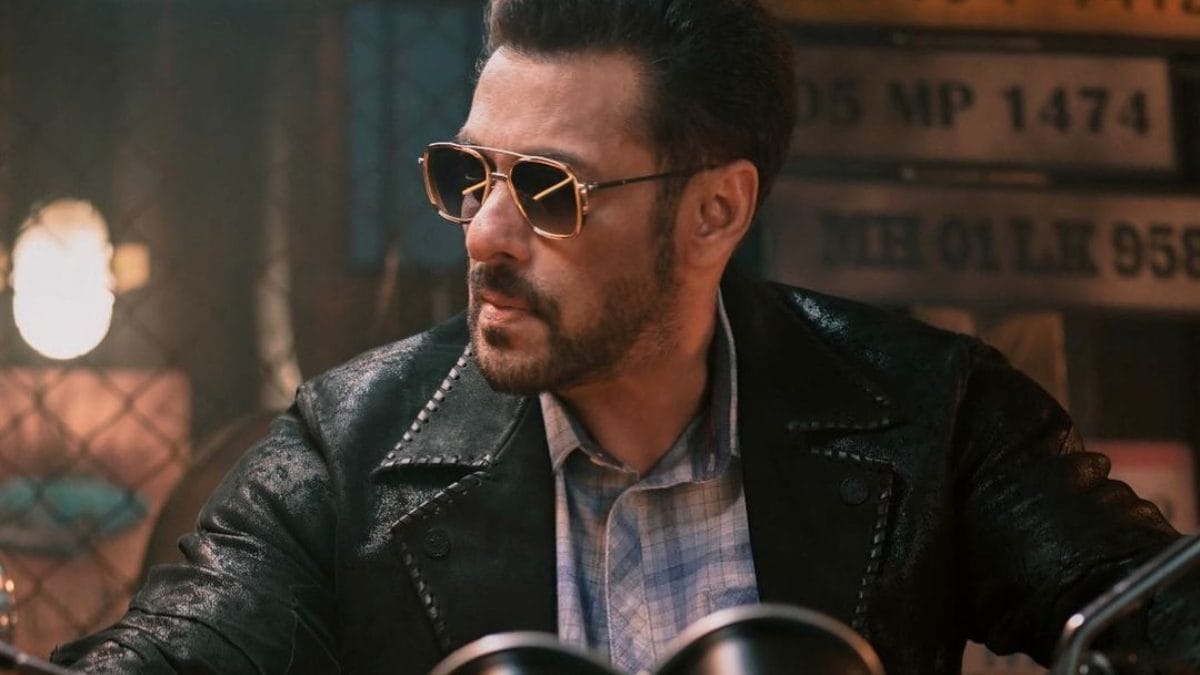 Tiger 3: Salman Khan Performs Daring Rooftop Scene, Greets Fans in Viral Video; Watch