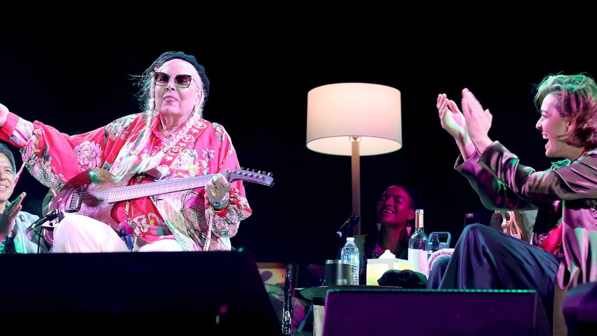 Watch Joni Mitchell Play First Headline Concert in Over 20 Years