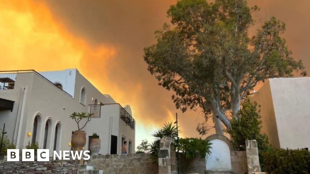 Greece fires: Thousands flee homes and hotels on Rhodes as
fires spread