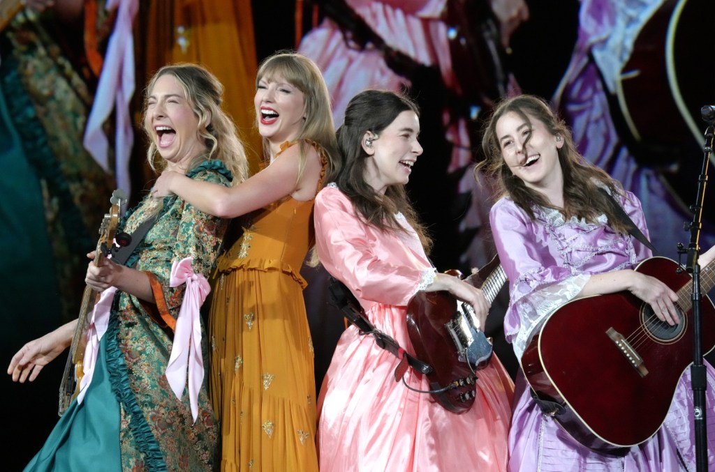 Haim Joins Taylor Swift on Stage Dressed Up as ‘Bejeweled’ Stepsisters – Billboard