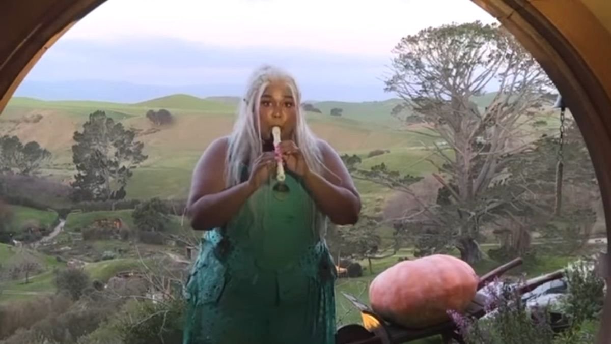 Lizzo-las Gives Epic LORD OF THE RINGS Theme Performance on Recorder
