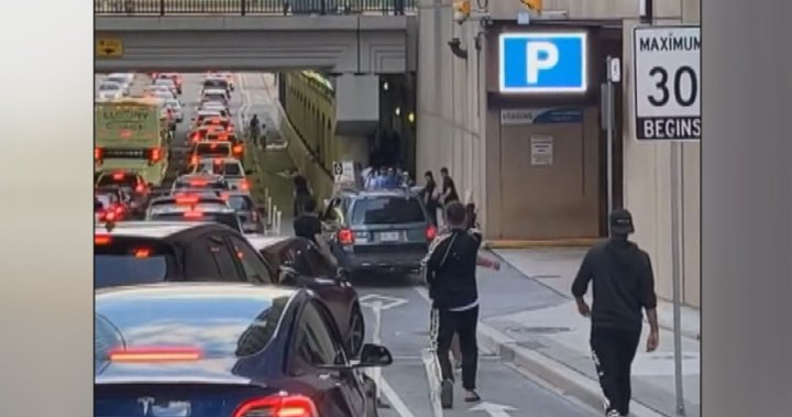 Video shows SUV driving on downtown Toronto sidewalk after alleged road rage incident – Toronto