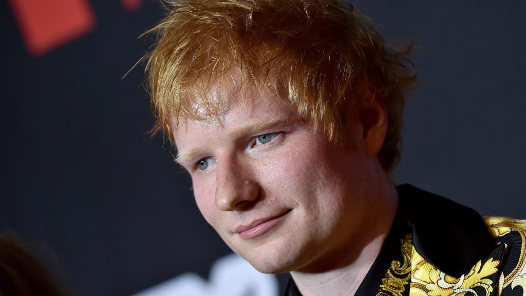 Ed Sheeran Delivers Courtney Cox A Kitchen Surprise With ‘Friends’ Tribute Song – Deadline