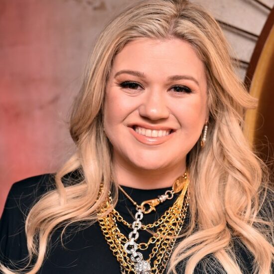 Kelly Clarkson Surprises Busker With ‘What’s Love Got to Do With It’ (Video)