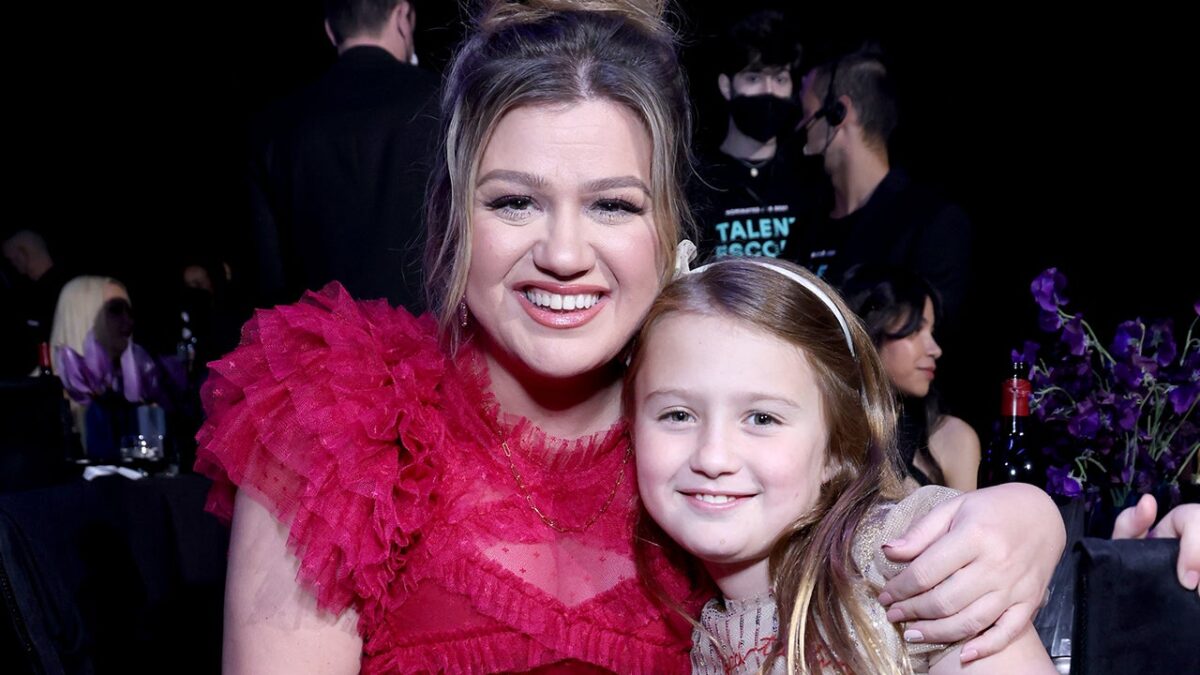 Kelly Clarkson’s Daughter River Rose, 9, Performs With Mom on New Song ‘You Don’t Make Me Cry’
