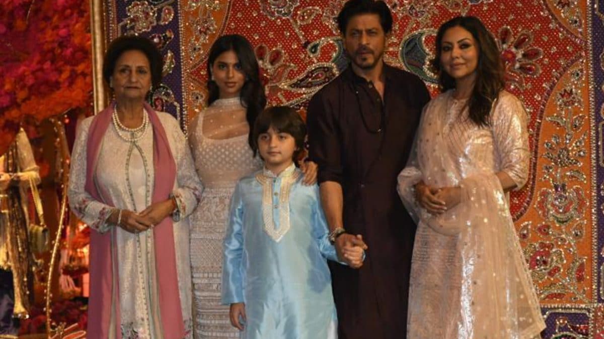 SRK STOPS For Paps After Months of Hide-and-Seek, Poses With Gauri, Suhana at Ambani’s Ganesh Puja