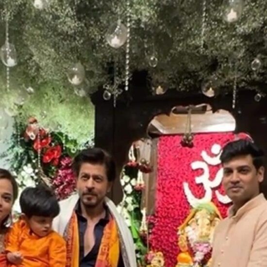 Shah Rukh Khan Attends Ganpati Puja at Maha CM Eknath Shinde's Home, Videos Go Viral