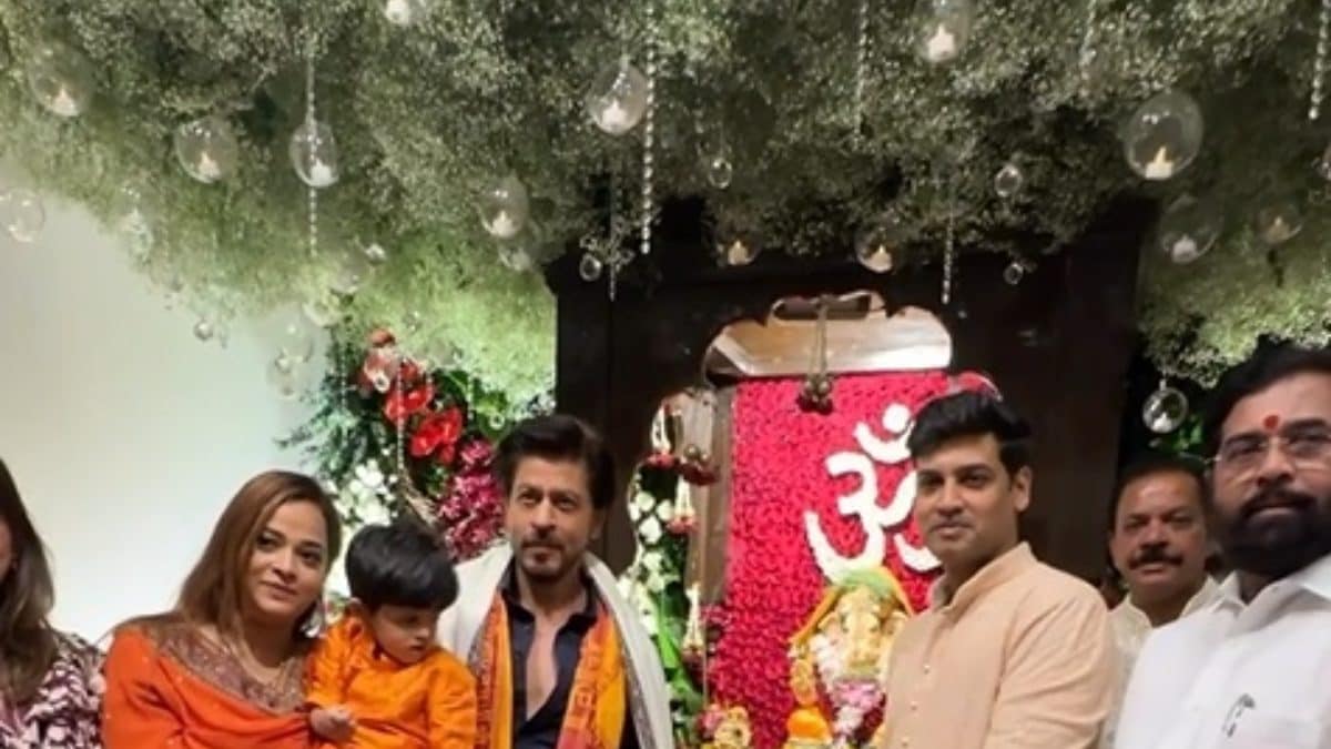 Shah Rukh Khan Attends Ganpati Puja at Maha CM Eknath Shinde's Home, Videos Go Viral
