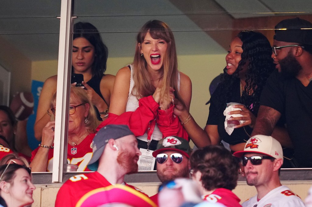 Taylor Swift Goes Wild For Travis Kelce Touchdown At Chiefs Game – Deadline