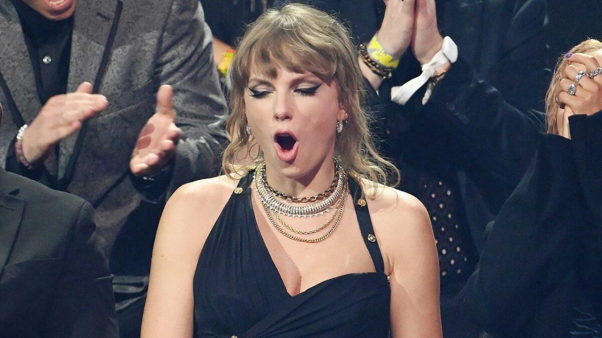 Taylor Swift’s Epic Dance Moves and Facial Expressions Go Viral at MTV VMAs