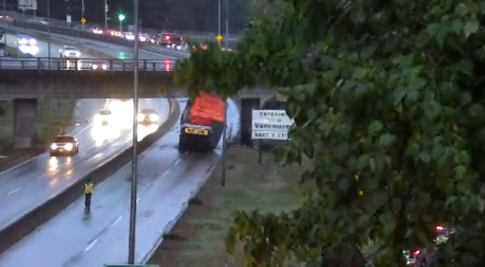 Truck hits overpass on Highway 1 in North Vancouver – BC