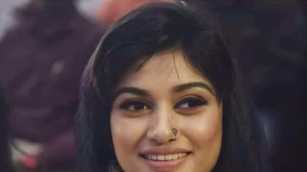 What Actress Oviya Helen Said About Prostitution