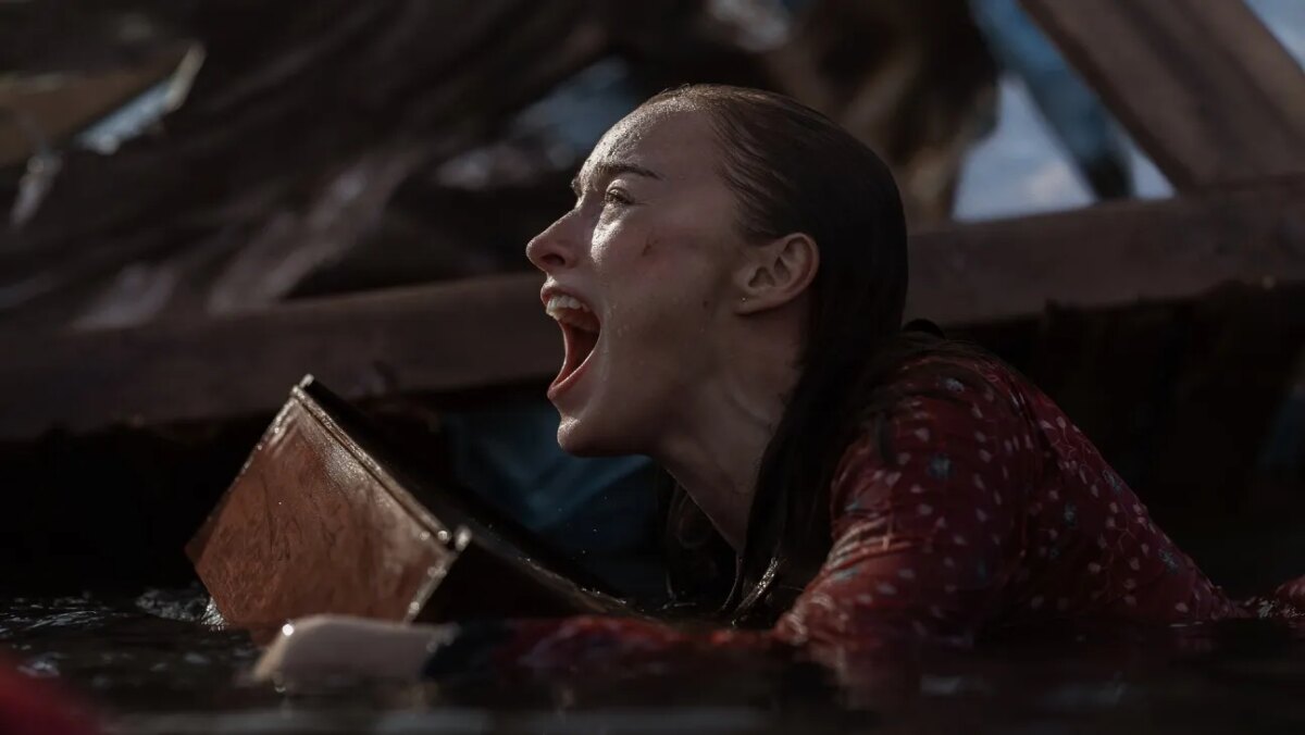 Phoebe Dynevor in Netflix