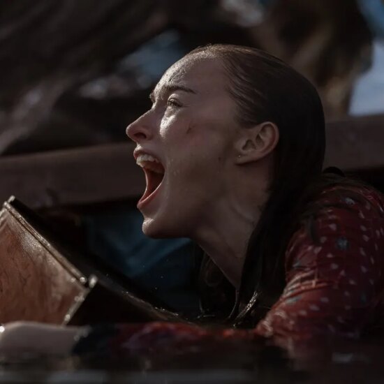 Phoebe Dynevor in Netflix