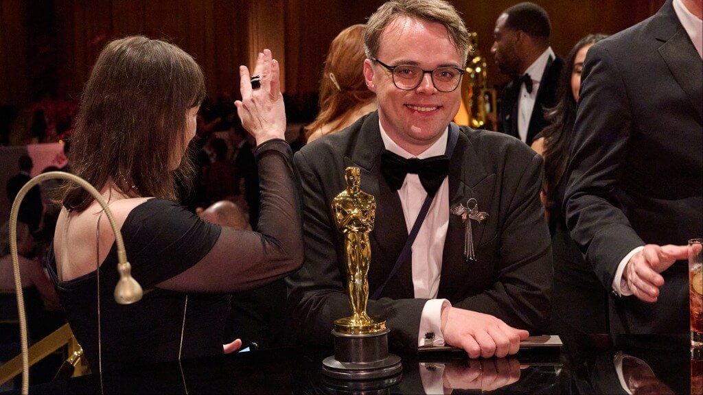 Airline presents Mr. Nobody Against Putin director with Oscar that it lost