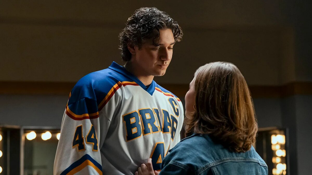 Garrett Graham (Belmont Cameli) and Hannah Wells (Ella Bright) in Off Campus