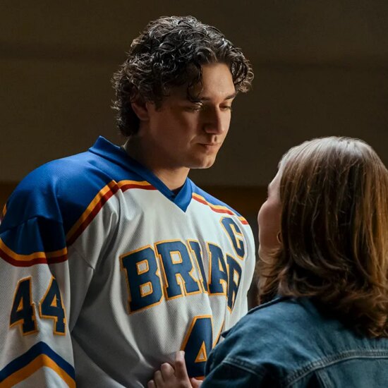 Garrett Graham (Belmont Cameli) and Hannah Wells (Ella Bright) in Off Campus