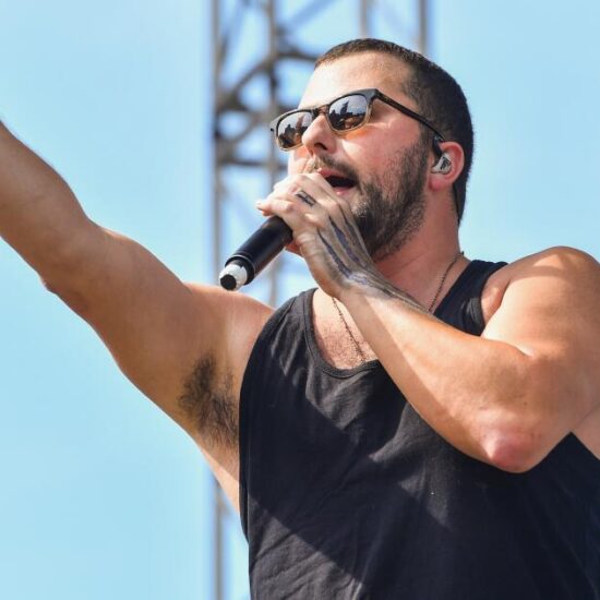 Country singer Tyler Farr canceled show due to a farm accident