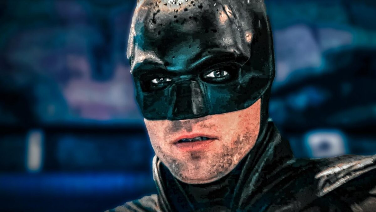 Robert Pattinson in Batman cowl