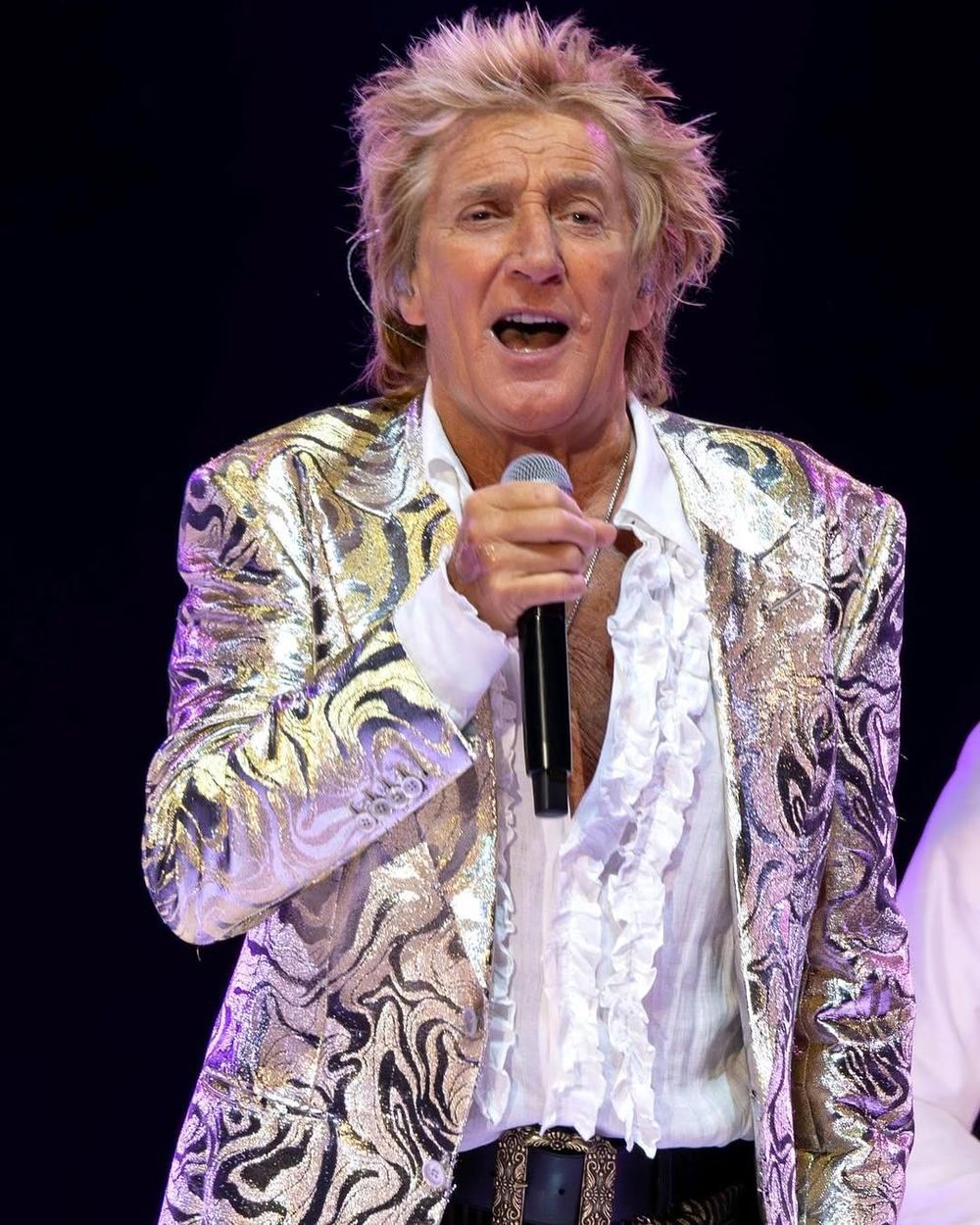 Rod Stewart cancels tour dates after heart surgery