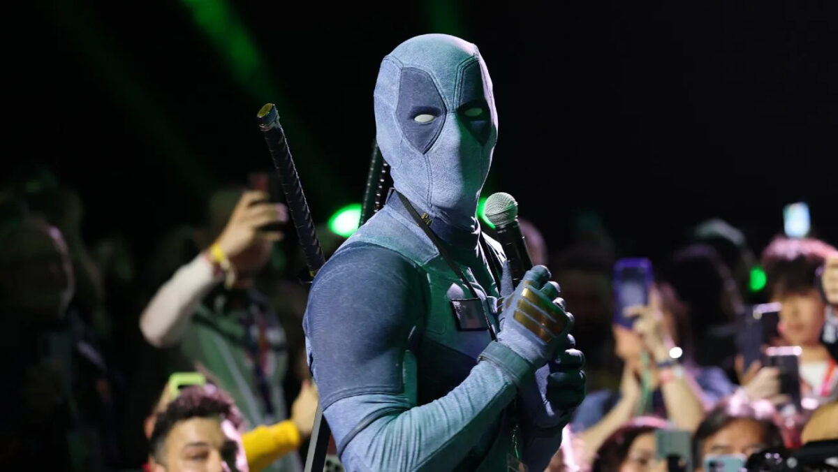 Ryan Reynolds Crashes Marvel's Hall H in X-Force Deadpool Costume