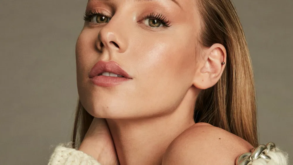 'Elite' Star Ester Expósito Circles Iberseries Forum Pic, 'Stink Eye'