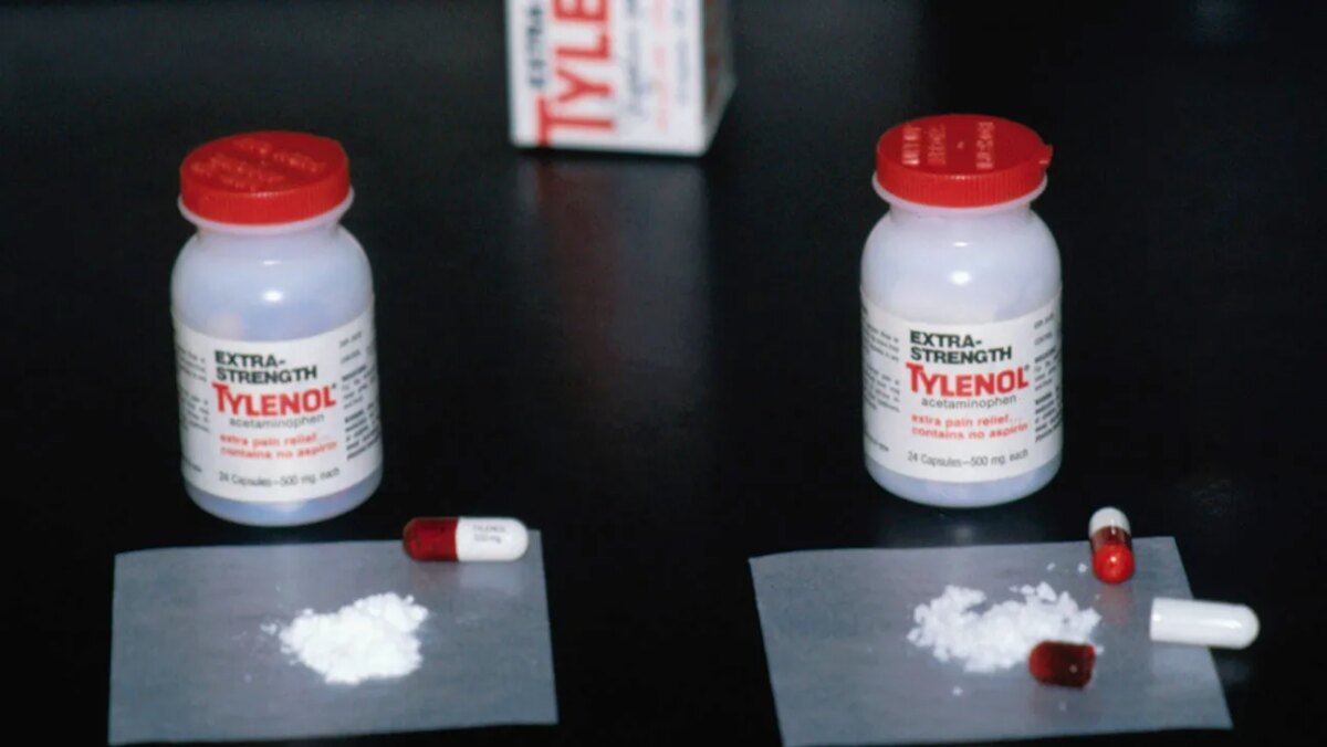 Chicago, Illinois: Samples of extra strength Tylenol and sample of cyanide laced medicine are side by side in the Cook County Medical Examiners office 10/2/1982. One on left is regular Tylenol with white spots power from capsules. The one at right is cyanide laced capsule with off white grayish and lumpy substance that is cyanide poison.