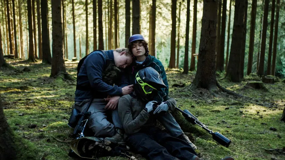 Teenagers Seek to Heal Their Wounds in Jannis Lenz's 'Oasis'
