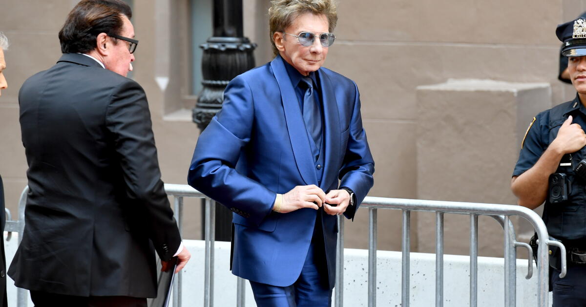 Barry Manilow walks off stage after two songs, cancels weekend shows