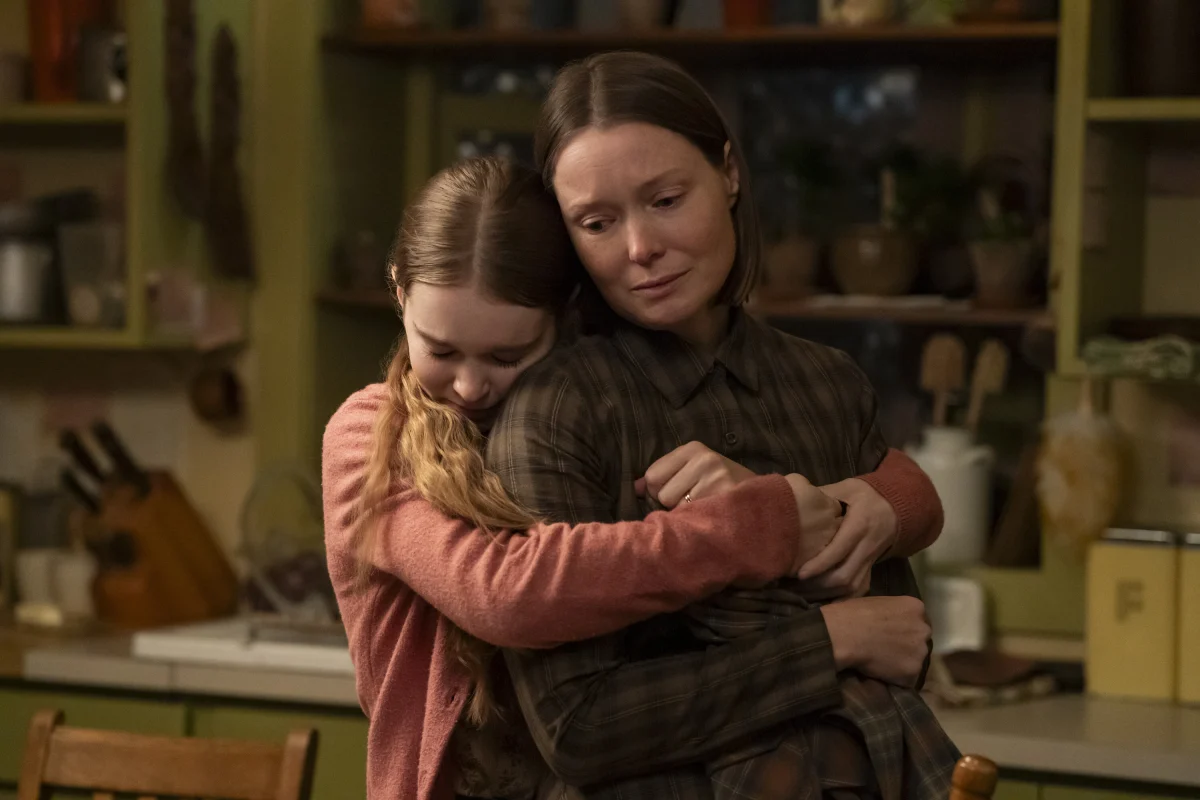 Carrie gives her mom a hug in tv series